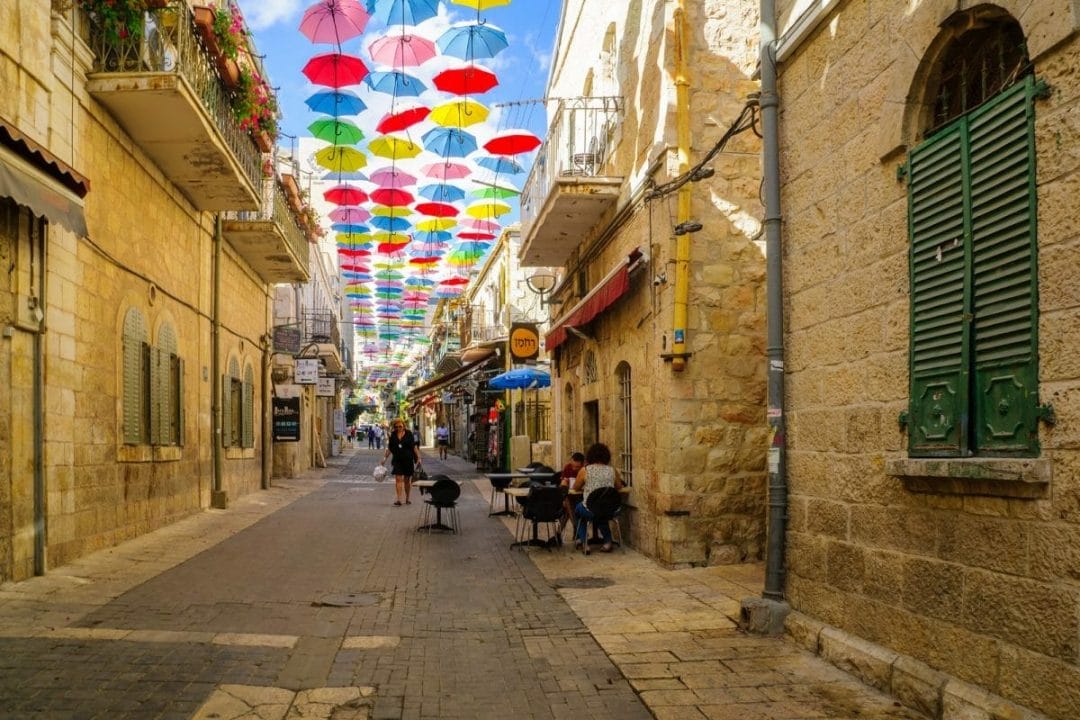 Bunte Schirme in Jerusalem
